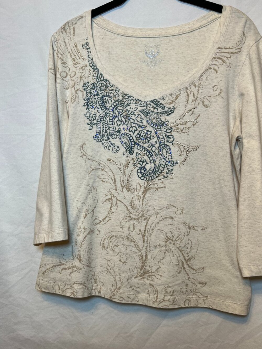 Chicos ZENERGY V-Neck Size 2, Rhinestone Embellishments, 3/4 Sleeve Knit Shirt